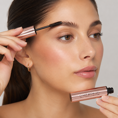 Aplicación del gel de cejas Anastasia Beverly Hills Clear Brow Gel transparente