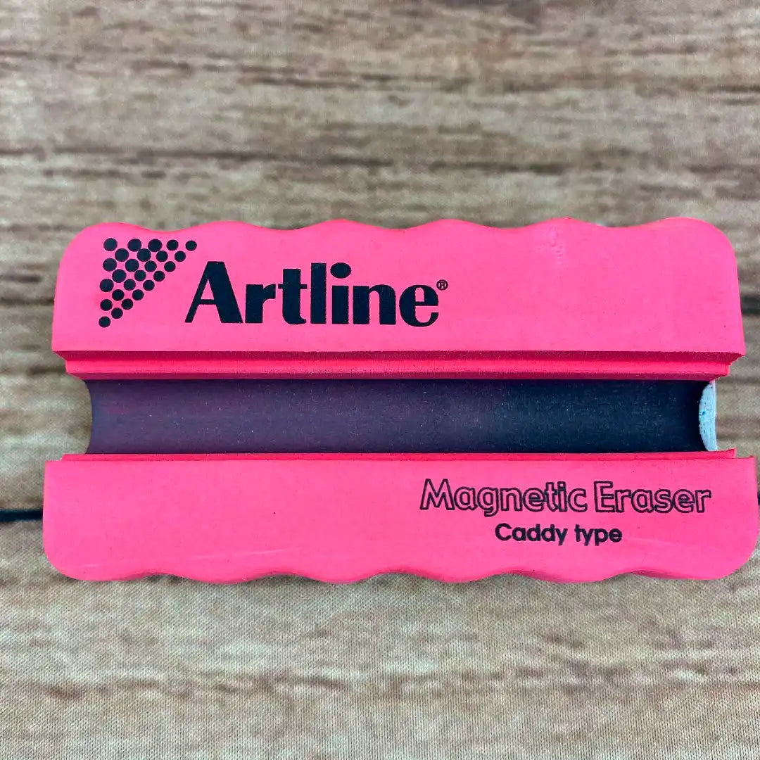 Borrador magnético Artline para pizarra con soporte para plumón, base imantada y diseño compacto rosado