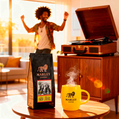 Marley Coffee Roots Rock molido 227 g en ambiente cálido junto a una taza