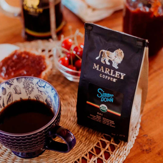Café Marley Coffee Simmer Down molido descafeinado, tostado medio, orgánico y 100% arábica en envase de 227 g