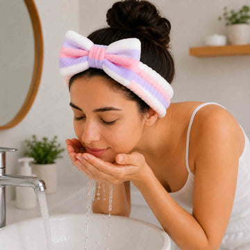 Cintillo de felpa Miniso para skincare y maquillaje, suave y absorbente, en diseño osito o rosa pastel.