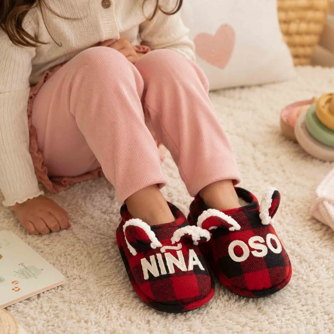 Pantuflas Dearfoams para niña Niña Oso Buffalo Check con interior suave, memory foam y suela TPR