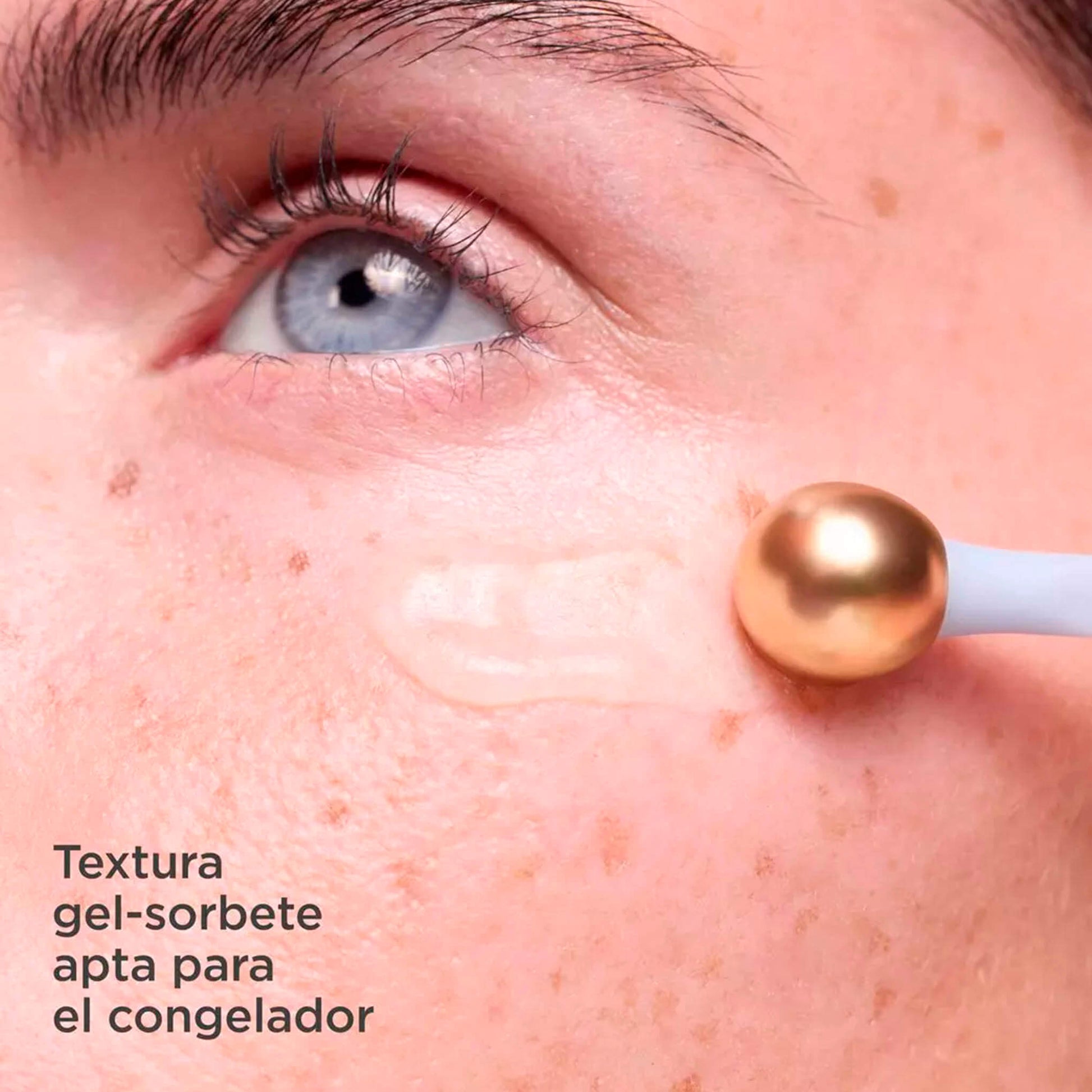 Aplicador de ISDIN Hyaluronic Eyes para el contorno de ojos