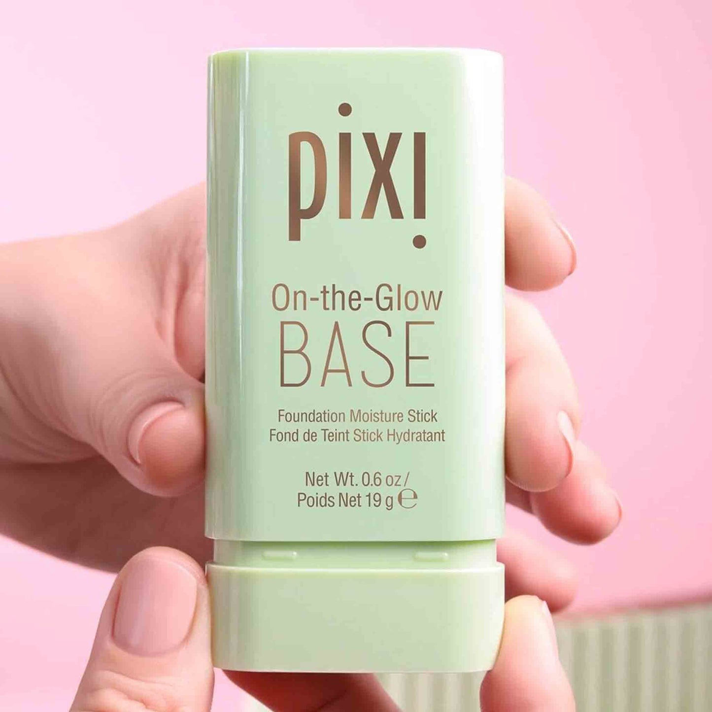 Base Pixi On-The-Glow tono Caramel en formato stick hidratante de 19 g para maquillaje luminoso