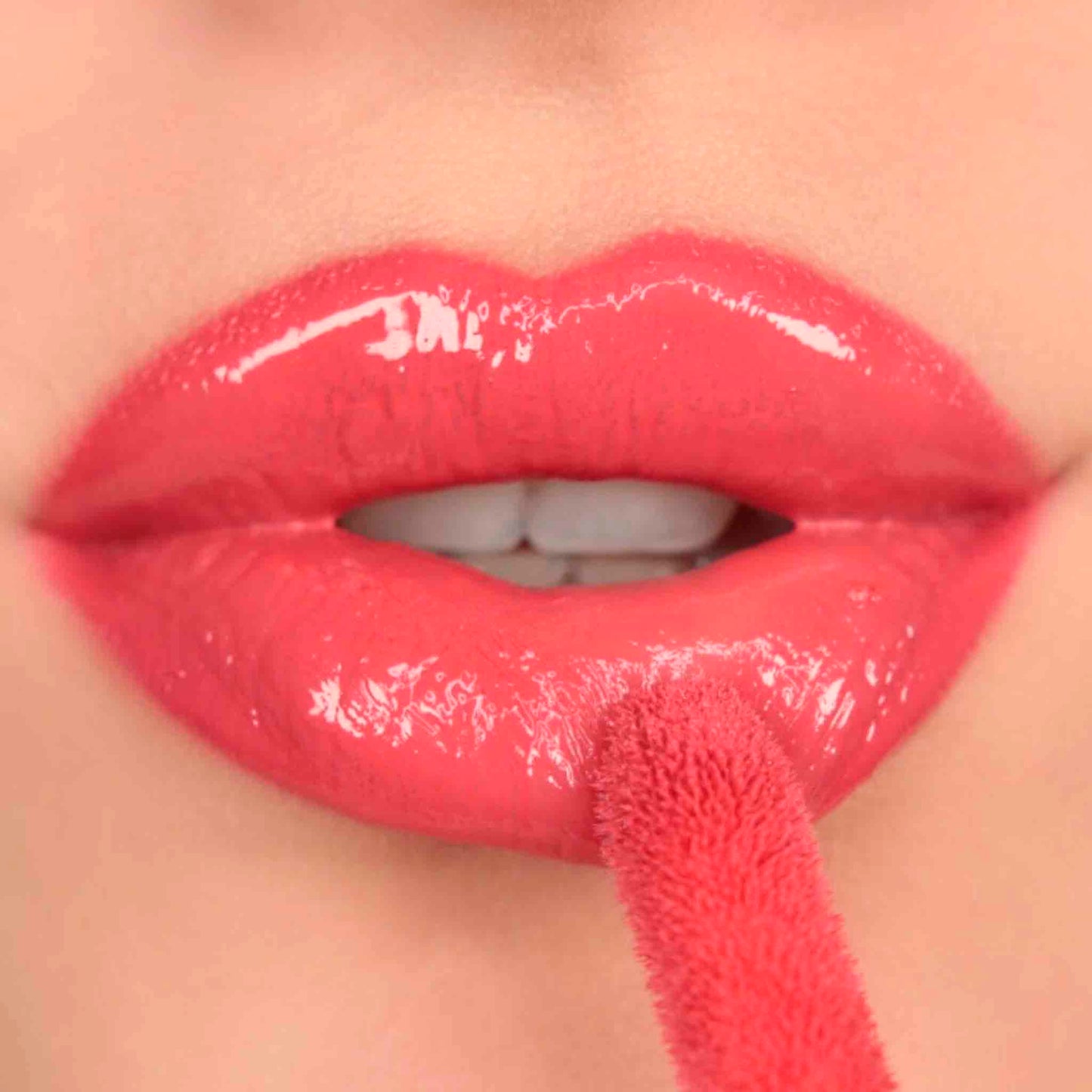 Revolution Bomb Plumping Gloss Peachy – Brillo Labial