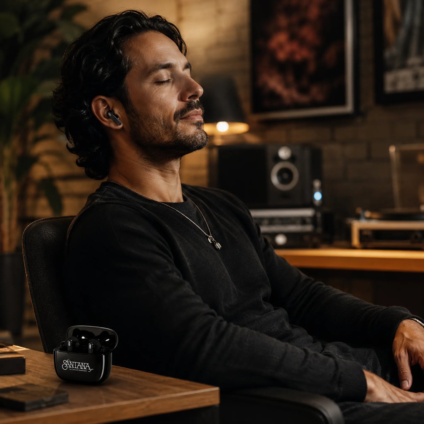 Hombre disfrutando música con audífonos Santana Mambo en estudio