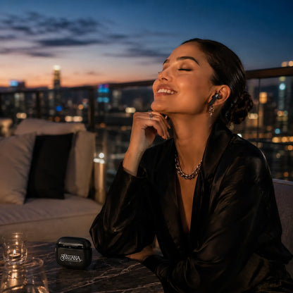Mujer escuchando música con audífonos Santana Mambo en terraza urbana